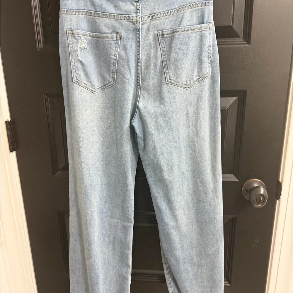 Light Wash Straight Leg Jeans – Size 6 – Raw Hem – Distressed Knees - Picture 6 of 9